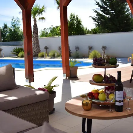 Golden Apple Villa *