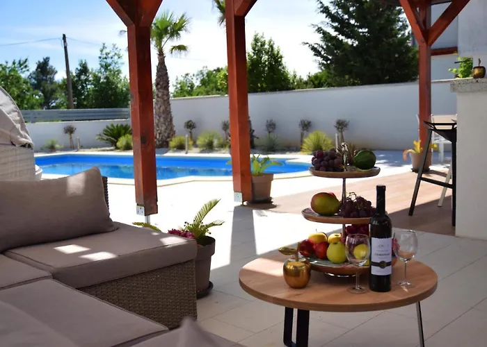 Golden Apple Villa *