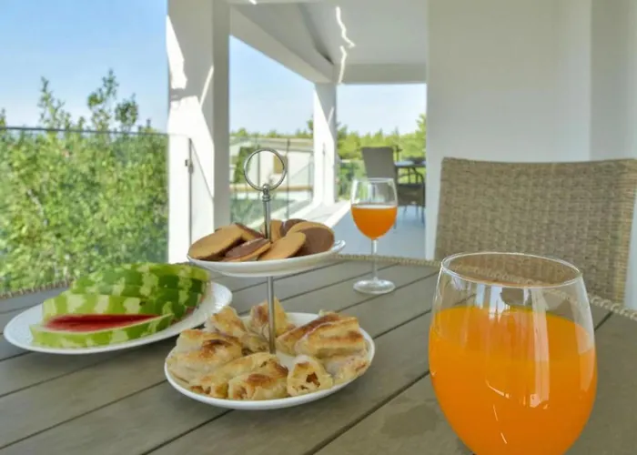 Golden Apple Villa *