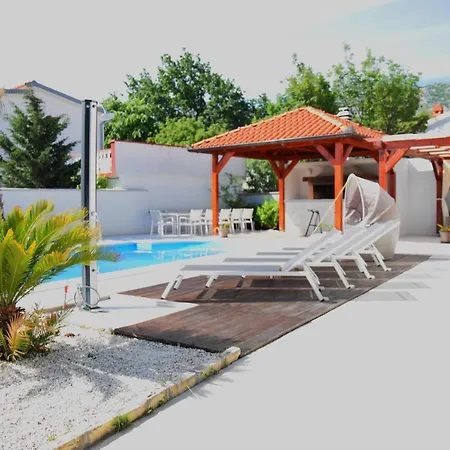 Golden Apple Villa *