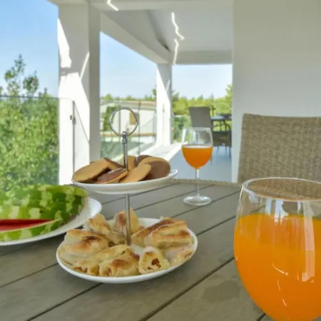 Golden Apple Villa *